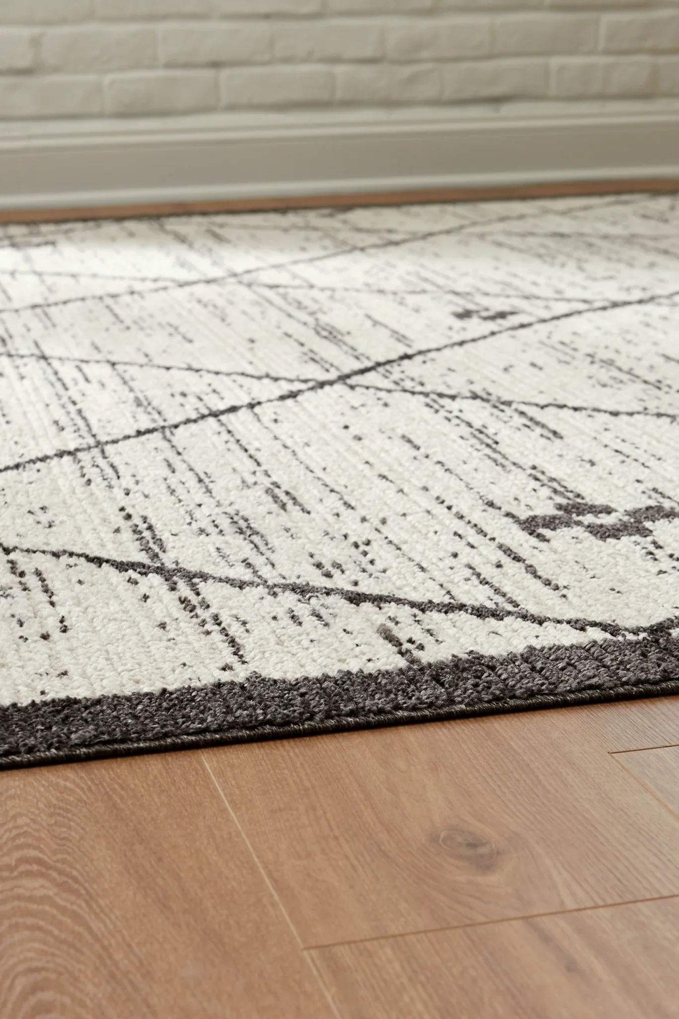 Fenriston - 5' x 8' Rug - Cream / Black - Image 3