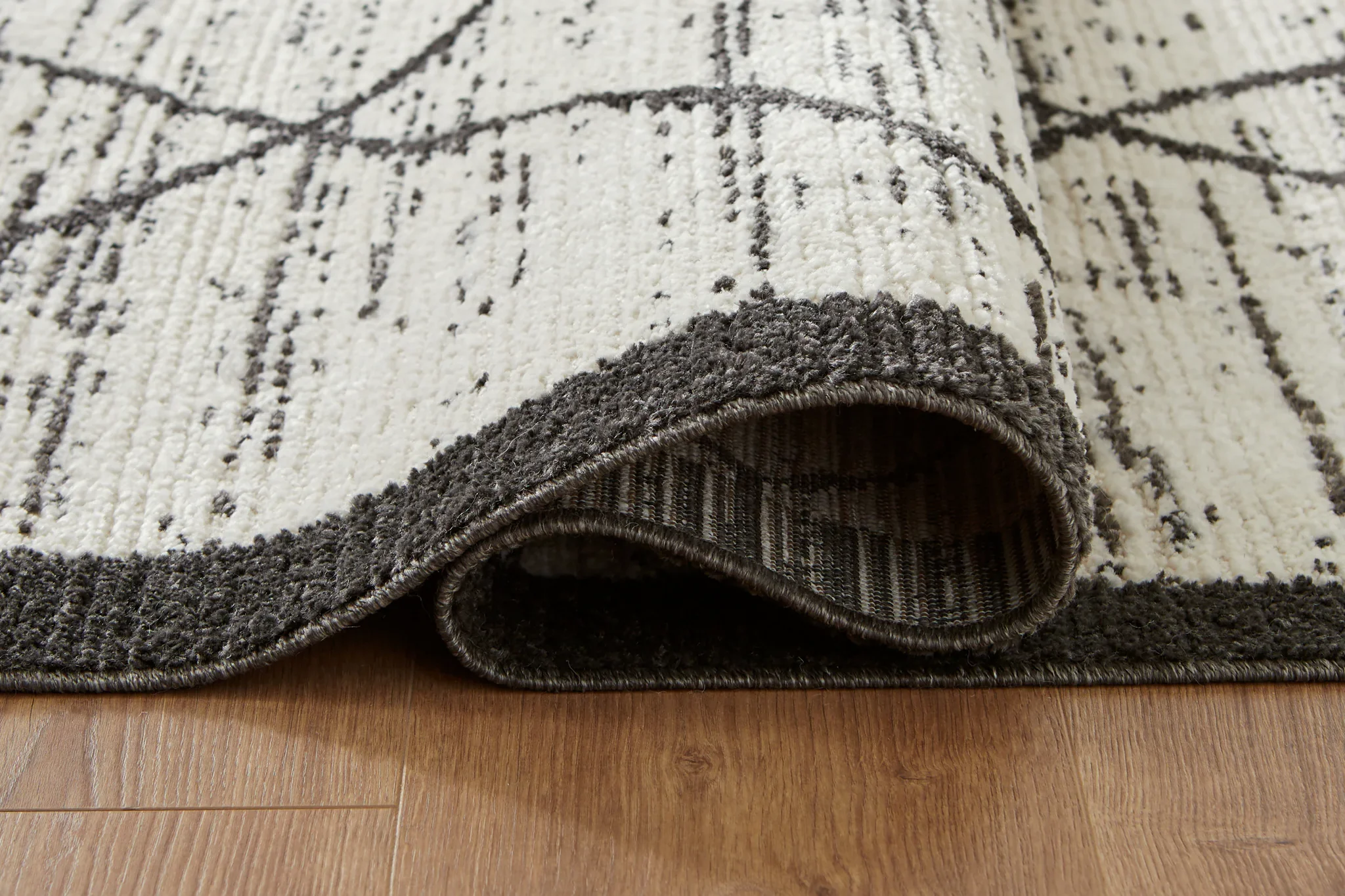 Fenriston - 5' x 8' Rug - Cream / Black - Image 4