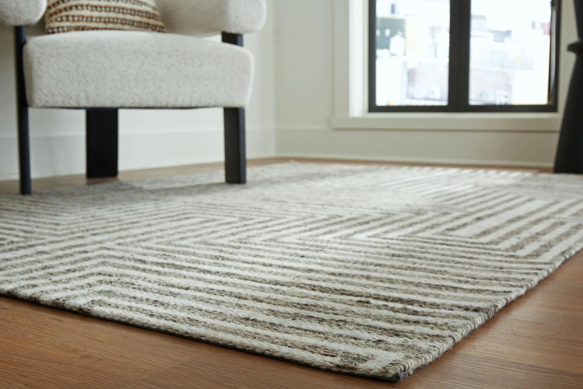 Jossen - Ivory / Gray - Large Rug - 8' x 10' - Image 3