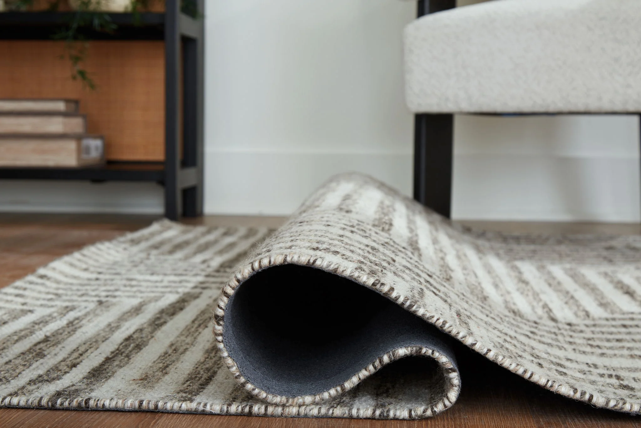 Jossen - Ivory / Gray - Large Rug - 8' x 10' - Image 4