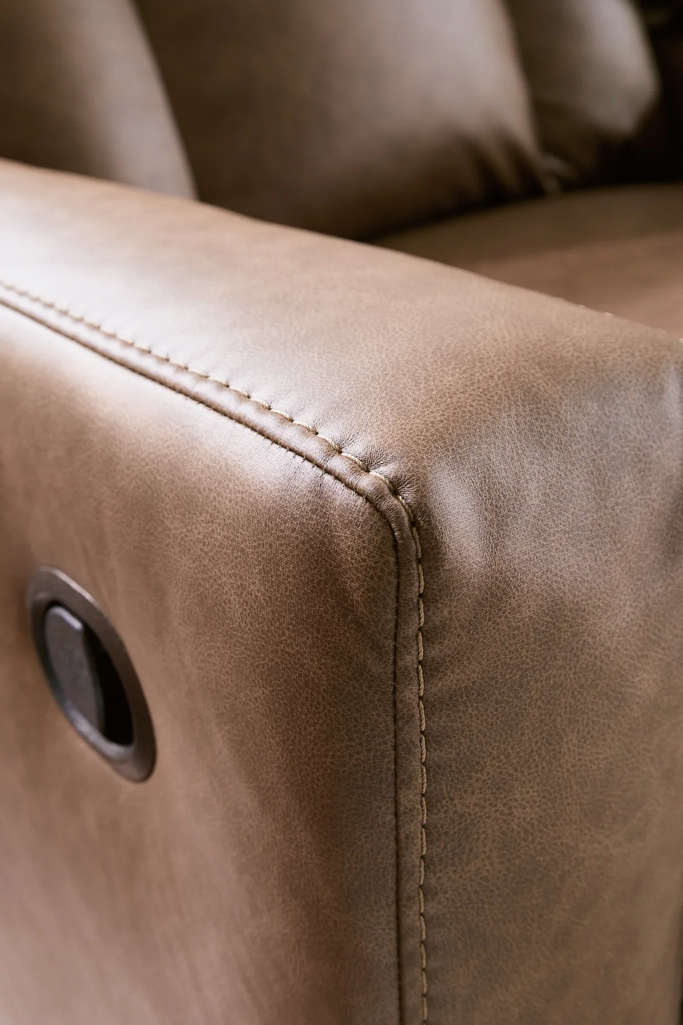 Mackmenville - Double Reclining Loveseat With Console - Caramel - Image 9