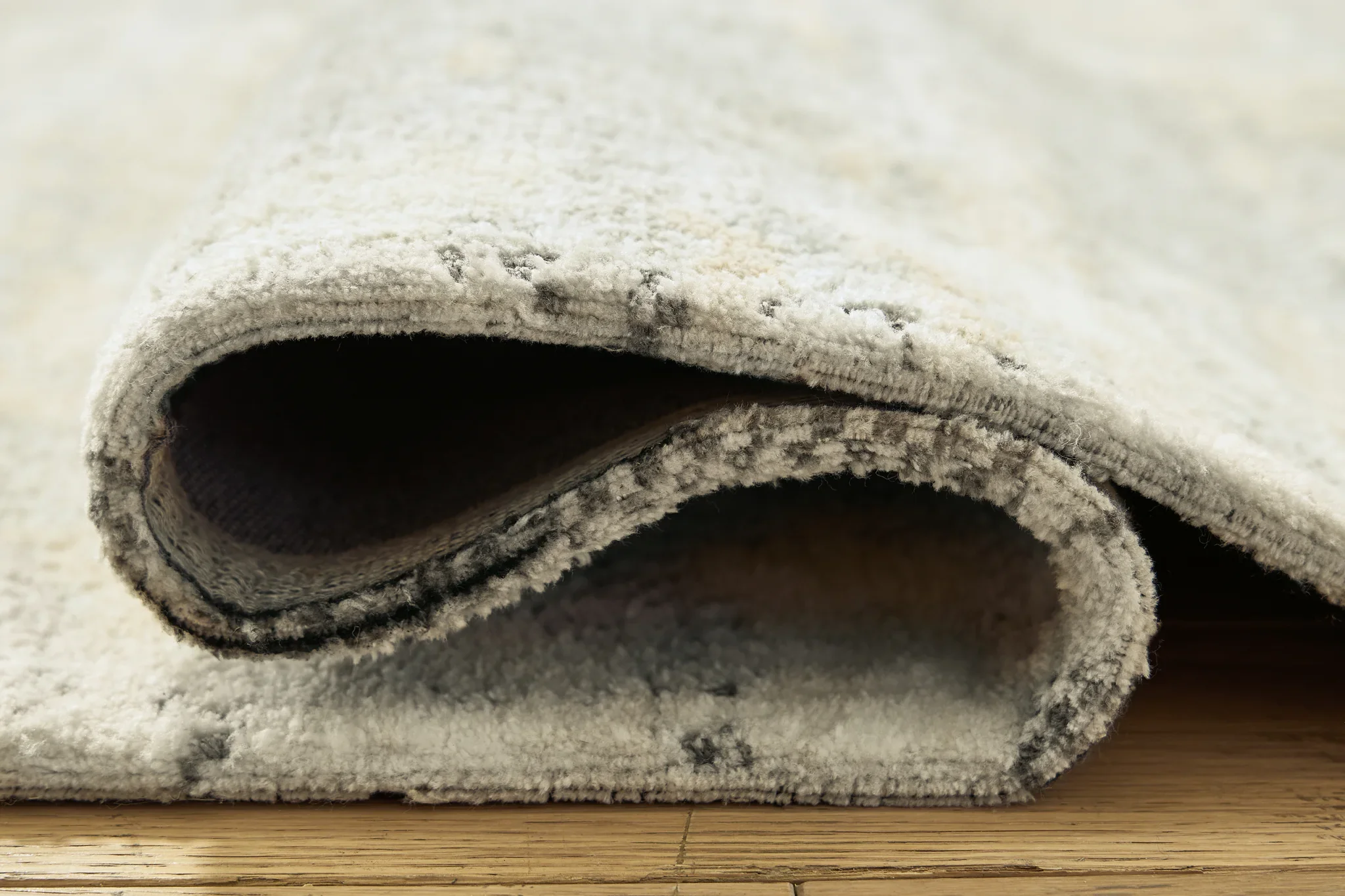 Raif - 5' x 7' Rug - Gray / White / Cream - Image 4